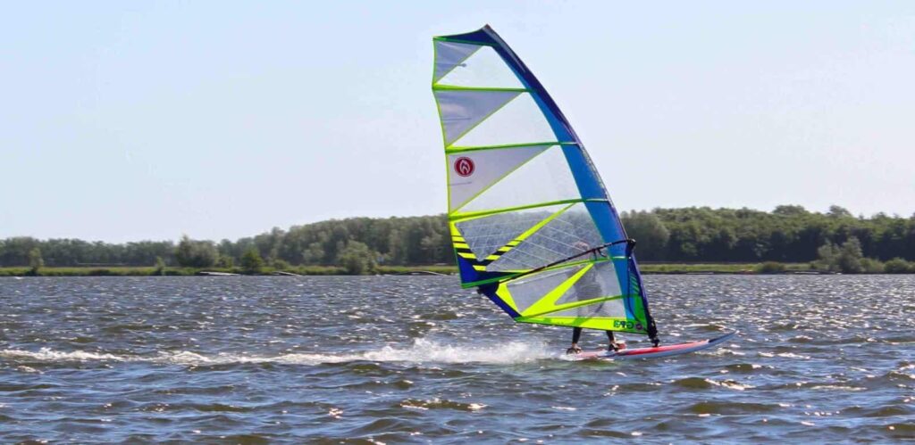 Zomercursus | Windsurflessen bij GEARfreak Surfschool windsurfen, windsurfles, windsurf verhuur, windsurfverhuur, windsurf huren, leren windsurfen, gearfreak, gearfreak surfschool, surfcenter, youthfreak academy, introductieles, startcursus, seizoenscursus, surfcamp