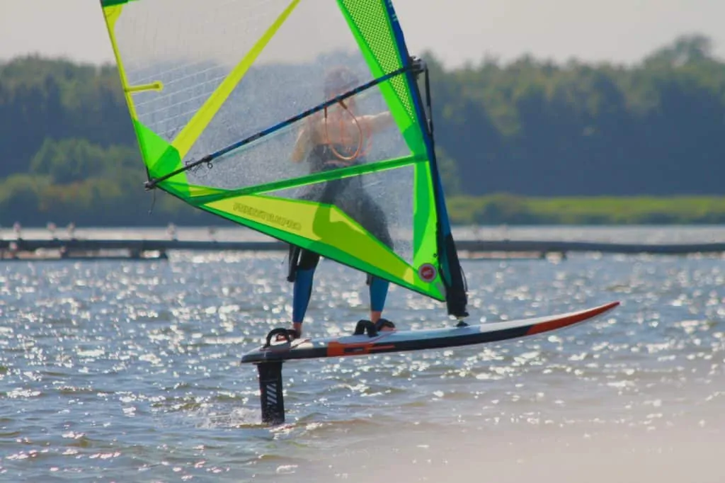 Ook een windsurfboard kan foilen. Op ons meer zie je inmiddels alle vormen.