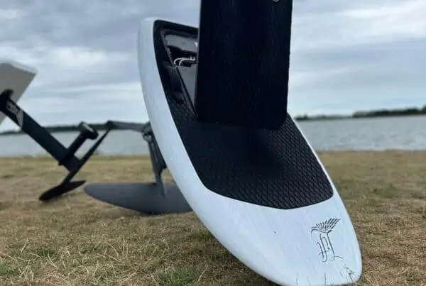 Detail van een wingfoilboard met foil bij GearFreak Surfschool