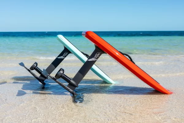 Twee Lift eFoil-boards met mast en motor staan rechtop in ondiep water