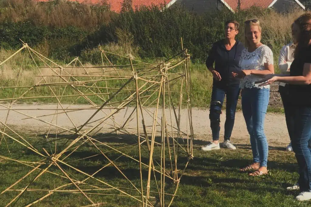 Niet iedereen hoeft het water in. Bamboebouwen op de kant is net zo fanatiek.
