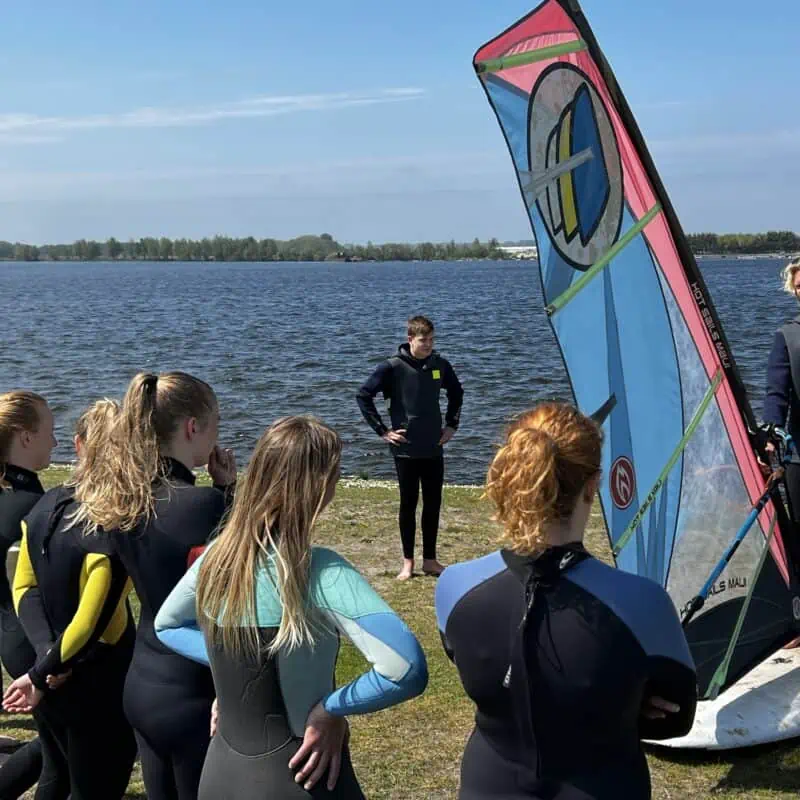 windsurfen, windsurfles, windsurf verhuur, windsurfverhuur, windsurf huren, leren windsurfen, gearfreak, gearfreak surfschool, surfcenter, youthfreak academy, introductieles, startcursus, seizoenscursus, surfcamp