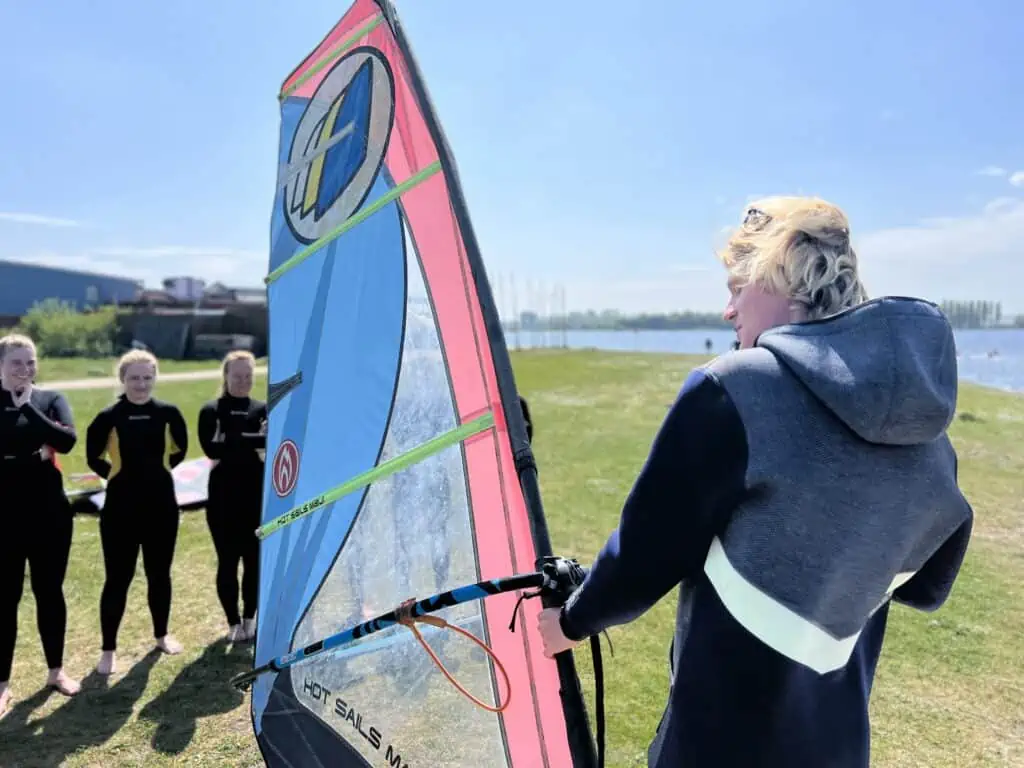 Een klas op de kant: eerst uitleg, dan met het hele team het water op.