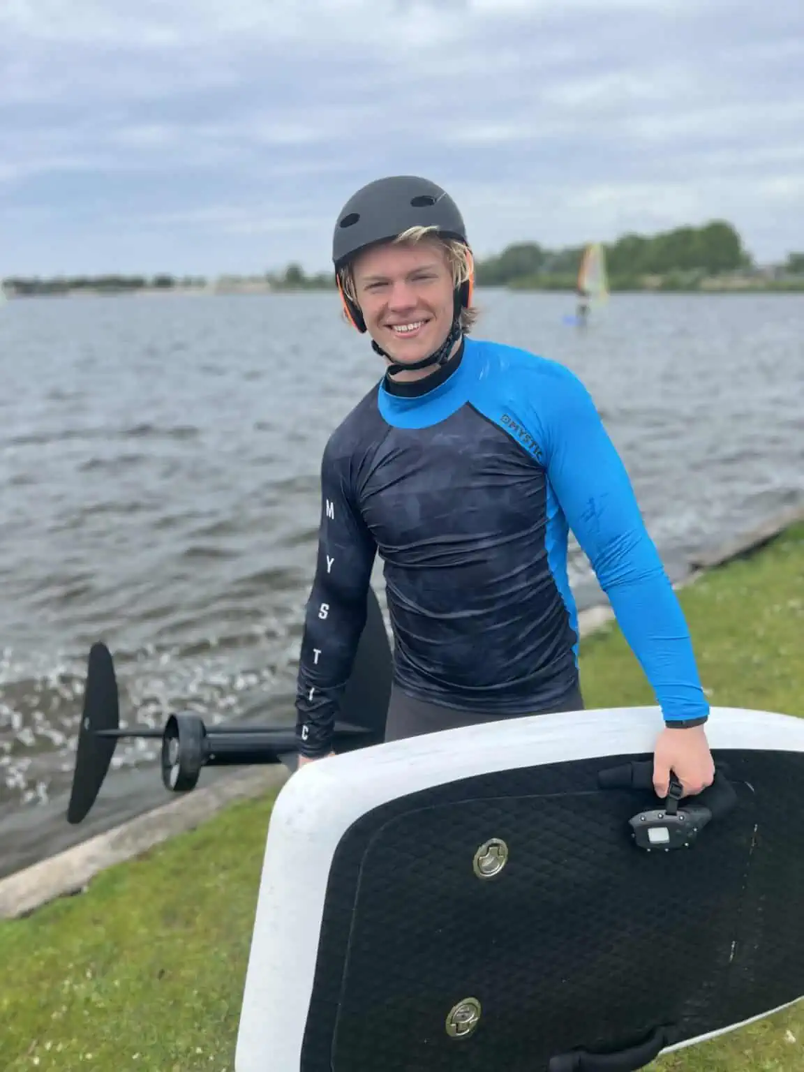 Cursist in een Mystic rashguard bij GearFreak Surfschool