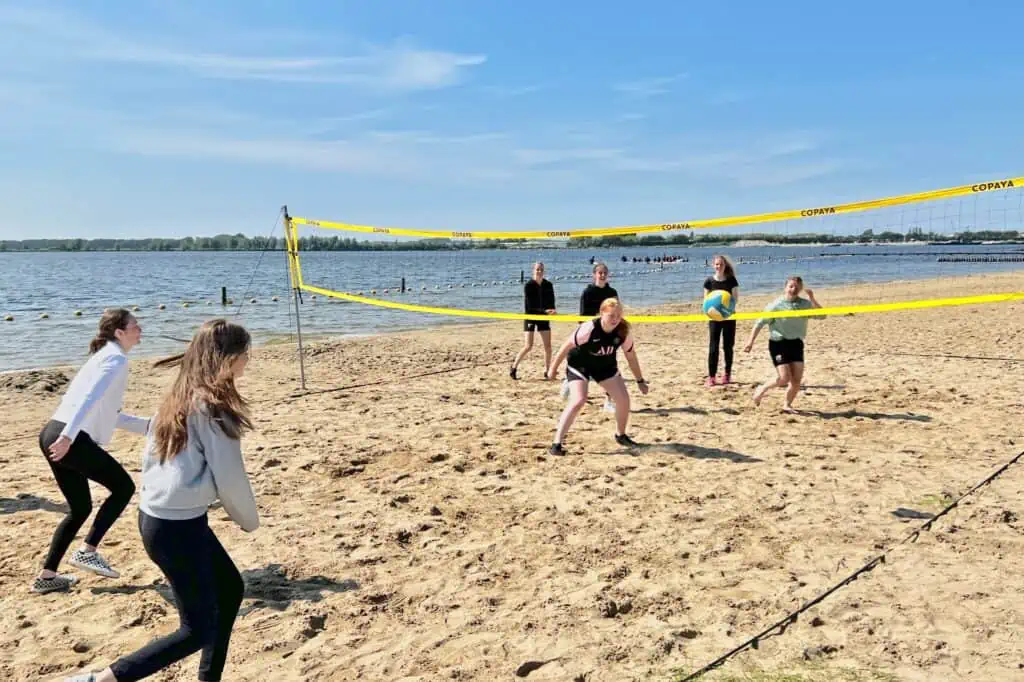 Beachvolleybal naast het water: zo rouleert een sportdag bij ons.