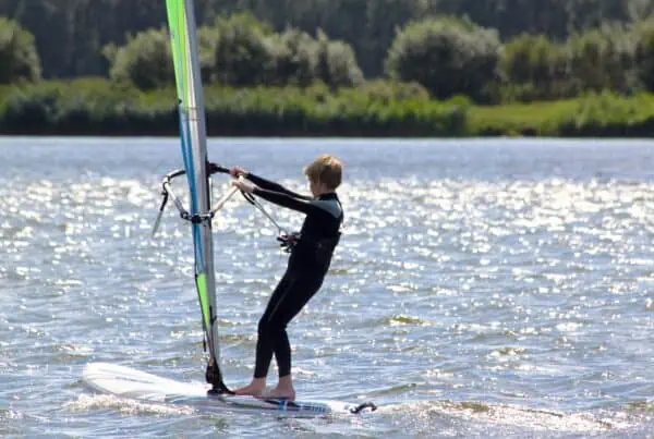 Jonge cursist windsurft bij GearFreak Surfschool