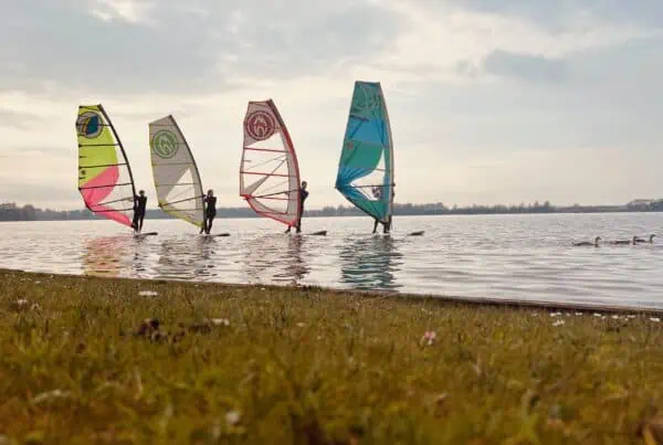 Meerdere windsurfers op de Valkenburgse Meer bij GearFreak Surfschool