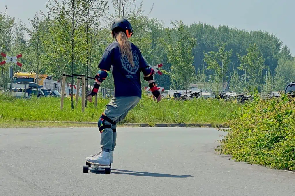 Liever op de kant? Longboarden kan ook, met volledige bescherming.
