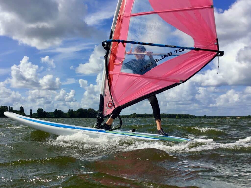 IMG_0872 windsurfen, windsurfles, windsurf verhuur, windsurfverhuur, windsurf huren, leren windsurfen, gearfreak, gearfreak surfschool, surfcenter, youthfreak academy, introductieles, startcursus, seizoenscursus, surfcamp