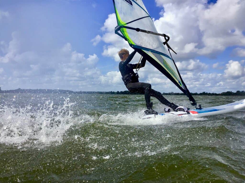 IMG_0900 windsurfen, windsurfles, windsurf verhuur, windsurfverhuur, windsurf huren, leren windsurfen, gearfreak, gearfreak surfschool, surfcenter, youthfreak academy, introductieles, startcursus, seizoenscursus, surfcamp