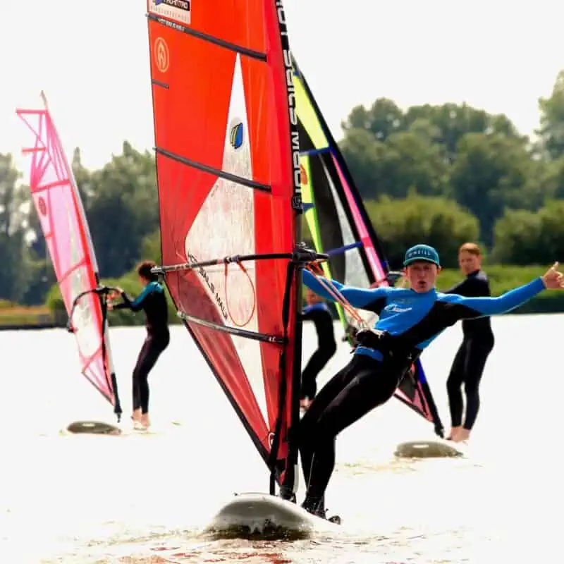windsurfen, windsurfles, windsurf verhuur, windsurfverhuur, windsurf huren, leren windsurfen, gearfreak, gearfreak surfschool, surfcenter, youthfreak academy, introductieles, startcursus, seizoenscursus, surfcamp