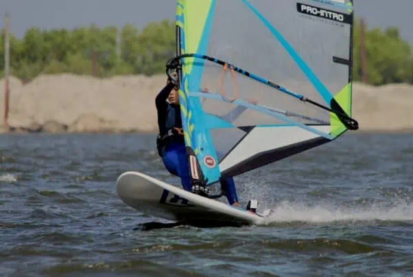 Windsurfer glijdt over het water bij GearFreak Surfschool