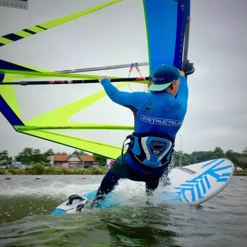 windsurfen, windsurfles, windsurf verhuur, windsurfverhuur, windsurf huren, leren windsurfen, gearfreak, gearfreak surfschool, surfcenter, youthfreak academy, introductieles, startcursus, seizoenscursus, surfcamp
