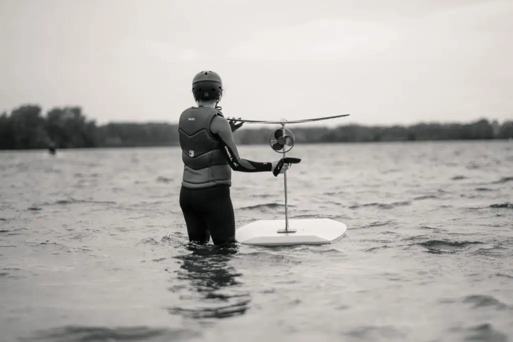 Zo ziet een foil eruit als je board op zijn kop ligt: mast, vleugels en motor.