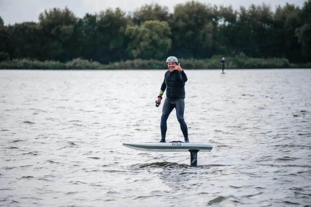 Rustig vliegen met de remote in je hand. Hoe kalmer je rijdt, hoe langer de accu meegaat.