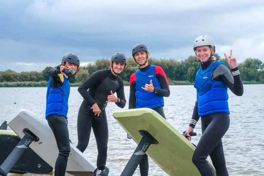 Helm en impactvest horen erbij, in de les en op een race.
