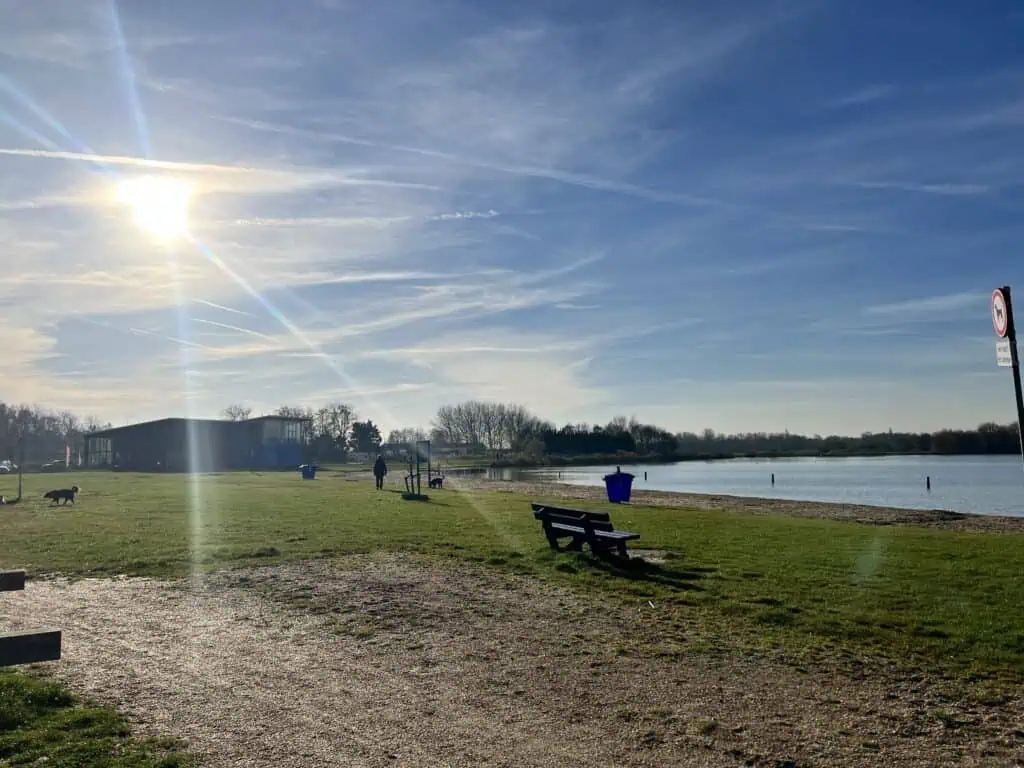 Ons meer ligt precies tussen Leiden en Katwijk in. Een rondje duurt ongeveer een uur.