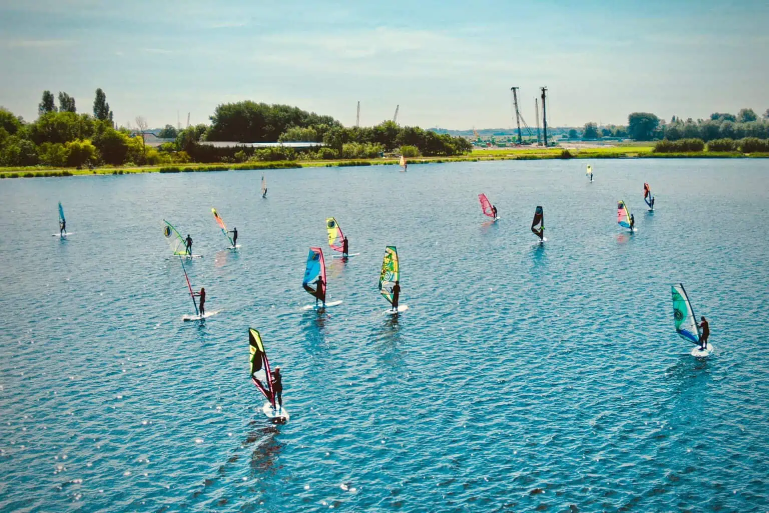 Groep suppers op de Valkenburgse Meer bij GearFreak Surfschool