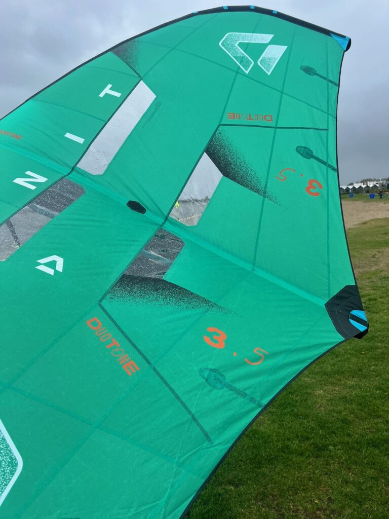 Groene Duotone wing bij GearFreak Surfschool