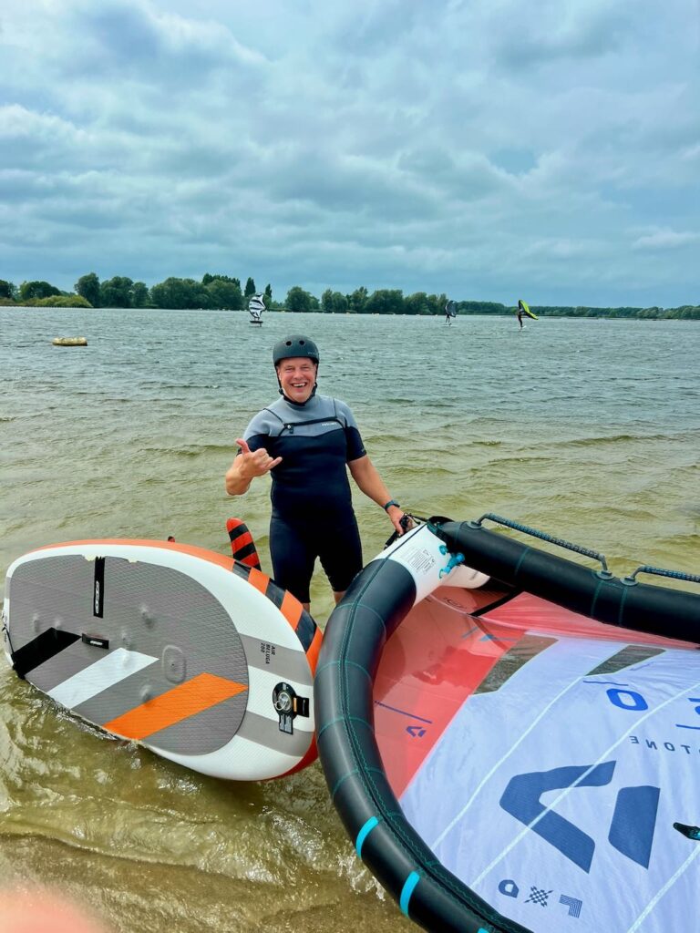 Helm op en het water in. Een wingles begint altijd met een groot, stabiel board.