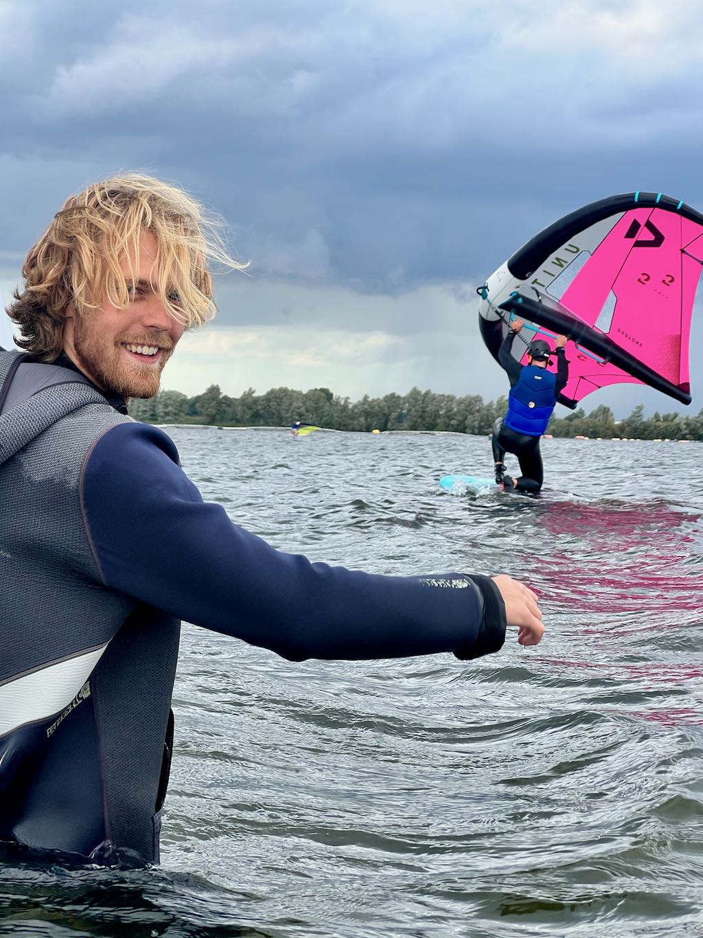 Deelnemer geniet van het wingfoilen bij GearFreak Surfschool