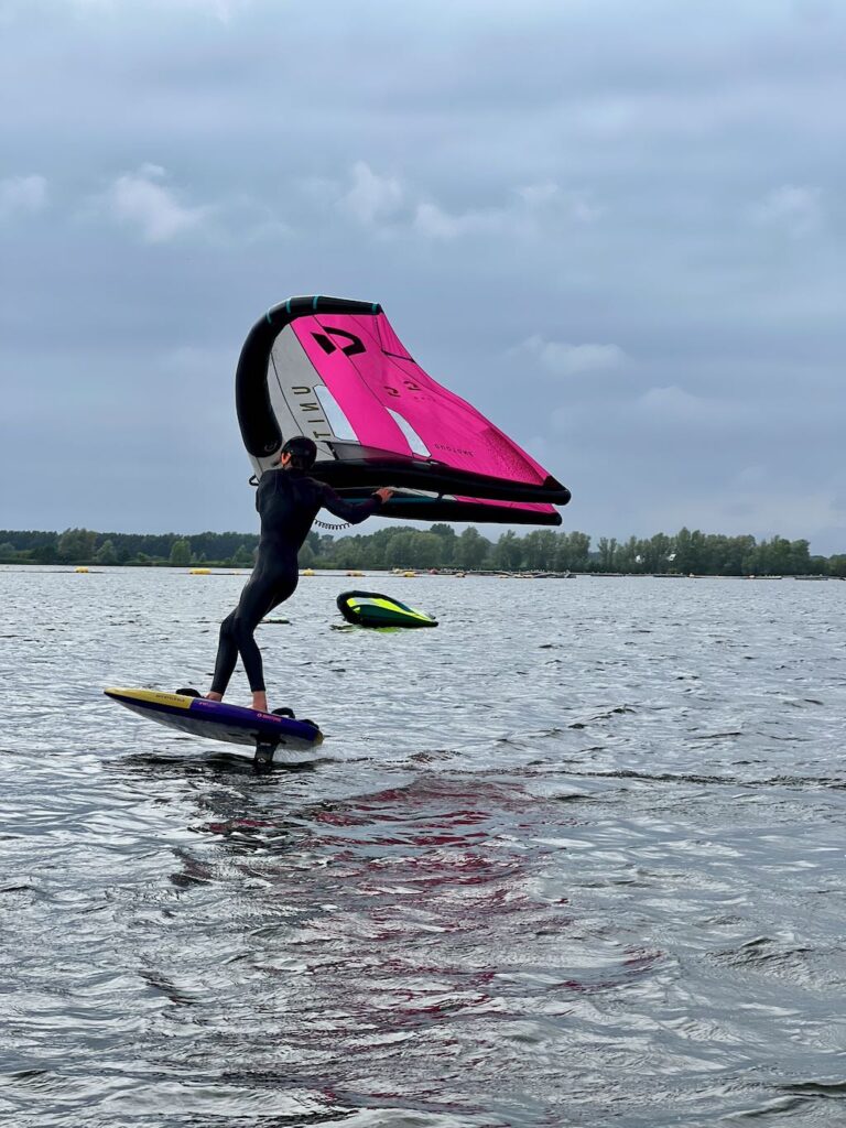 Wingfoilen op ons meer: eenmaal los, foil je zo door een windgat heen.