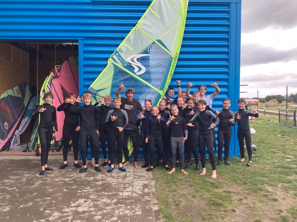 Onze surfkampgroep bij de loods: straks het water op.