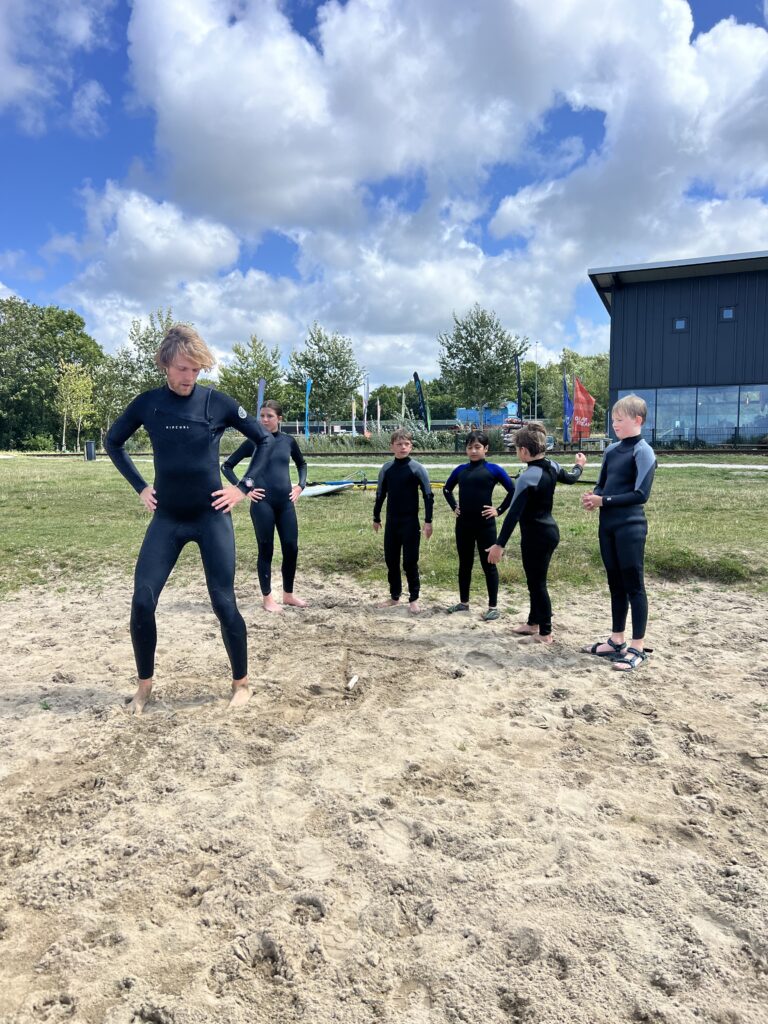 Eerst een warming-up in het zand. En niet vergeten: bord, bestek en zonnebrand.
