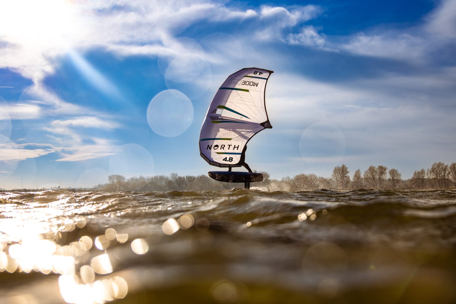 Wingfoilen les bij GearFreak Surfschool met North-wing op het water