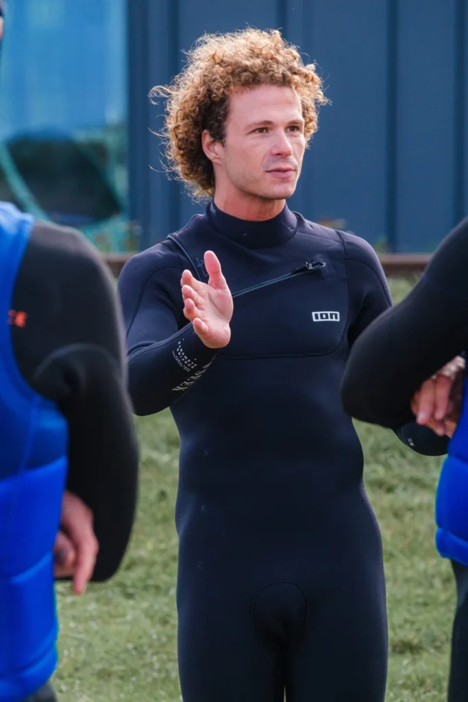 In het voor- en najaar hoort een lang wetsuit er gewoon bij.