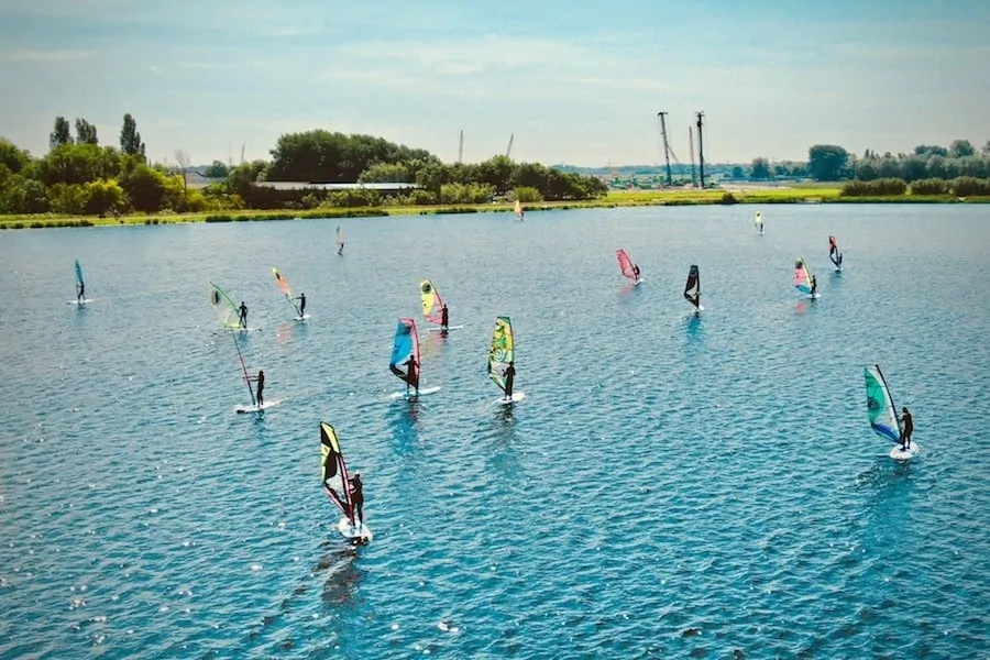 Windsurfen op het valkenburgse meer vanuit een drone