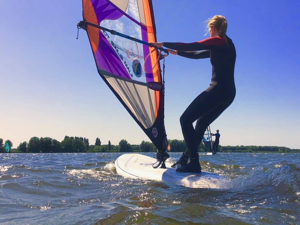 introductieles | Windsurflessen bij windsurfschool GEARfreak windsurfen, windsurfles, windsurf verhuur, windsurfverhuur, windsurf huren, leren windsurfen, gearfreak, gearfreak surfschool, surfcenter, youthfreak academy, introductieles, startcursus, seizoenscursus, surfcamp