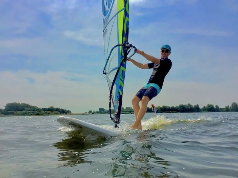 IMG_0388 windsurfen, windsurfles, windsurf verhuur, windsurfverhuur, windsurf huren, leren windsurfen, gearfreak, gearfreak surfschool, surfcenter, youthfreak academy, introductieles, startcursus, seizoenscursus, surfcamp