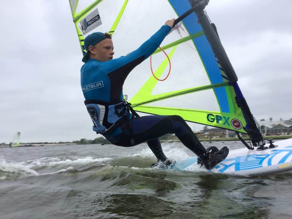 Surfcamp bij Windsurfschool GEARfreak windsurfen, windsurfles, windsurf verhuur, windsurfverhuur, windsurf huren, leren windsurfen, gearfreak, gearfreak surfschool, surfcenter, youthfreak academy, introductieles, startcursus, seizoenscursus, surfcamp