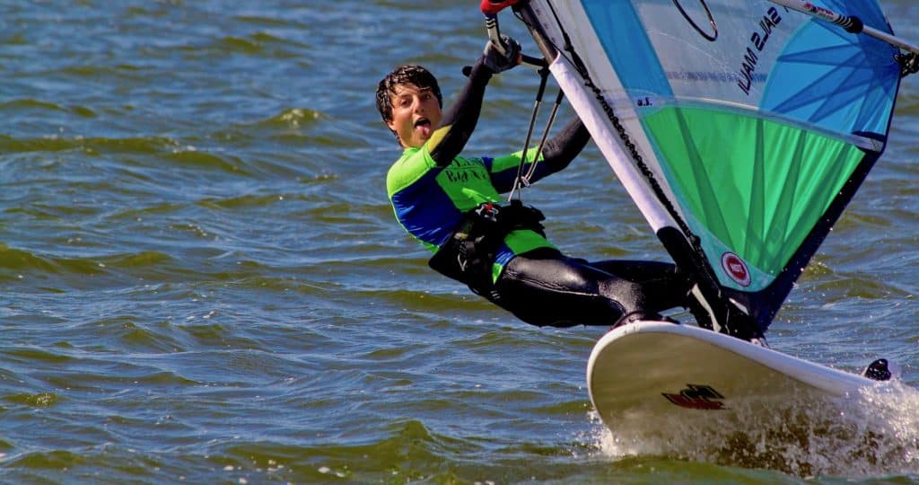 Surfclub | Windsurfschool GEARfreak windsurfen, windsurfles, windsurf verhuur, windsurfverhuur, windsurf huren, leren windsurfen, gearfreak, gearfreak surfschool, surfcenter, youthfreak academy, introductieles, startcursus, seizoenscursus, surfcamp