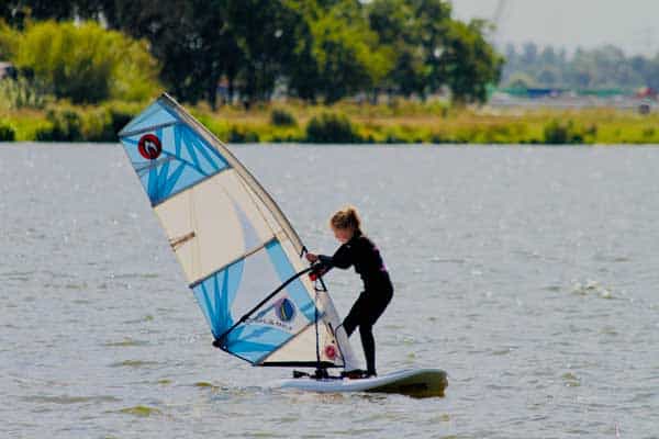 Introductieles-windsurfen windsurfen, windsurfles, windsurf verhuur, windsurfverhuur, windsurf huren, leren windsurfen, gearfreak, gearfreak surfschool, surfcenter, youthfreak academy, introductieles, startcursus, seizoenscursus, surfcamp