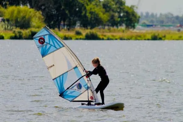 windsurfen, windsurfles, windsurf verhuur, windsurfverhuur, windsurf huren, leren windsurfen, gearfreak, gearfreak surfschool, surfcenter, youthfreak academy, introductieles, startcursus, seizoenscursus, surfcamp