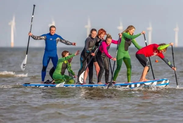MegaSUP met een groep op het Valkenburgse Meer bij GearFreak Surfschool