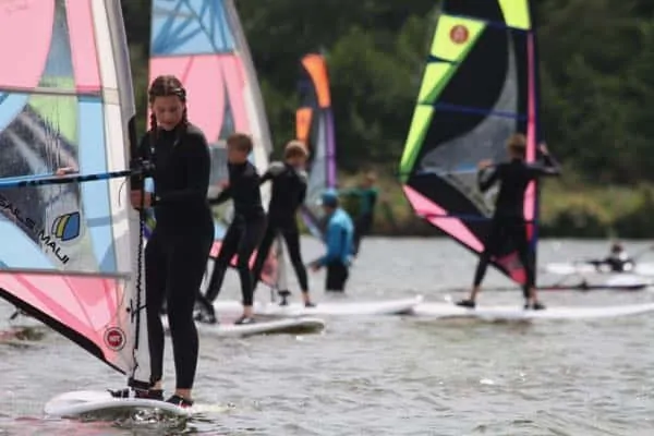 GEARfreak windsurfles windsurfen, windsurfles, windsurf verhuur, windsurfverhuur, windsurf huren, leren windsurfen, gearfreak, gearfreak surfschool, surfcenter, youthfreak academy, introductieles, startcursus, seizoenscursus, surfcamp