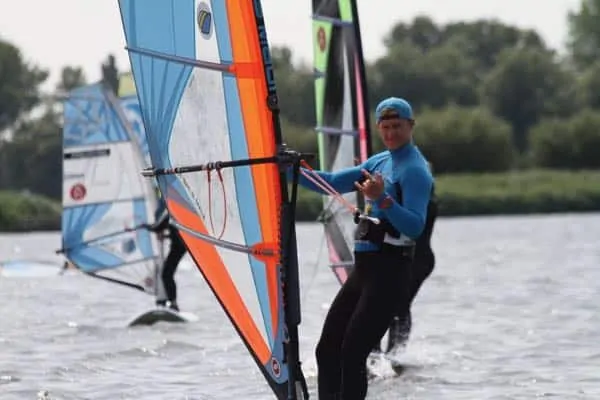 windsurfen, windsurfles, windsurf verhuur, windsurfverhuur, windsurf huren, leren windsurfen, gearfreak, gearfreak surfschool, surfcenter, youthfreak academy, introductieles, startcursus, seizoenscursus, surfcamp