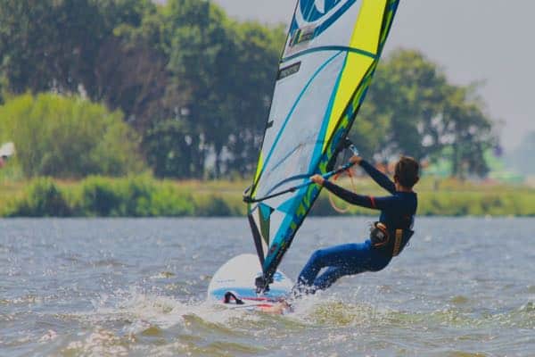 GEARfreak windsurfschool kids windsurfen, windsurfles, windsurf verhuur, windsurfverhuur, windsurf huren, leren windsurfen, gearfreak, gearfreak surfschool, surfcenter, youthfreak academy, introductieles, startcursus, seizoenscursus, surfcamp