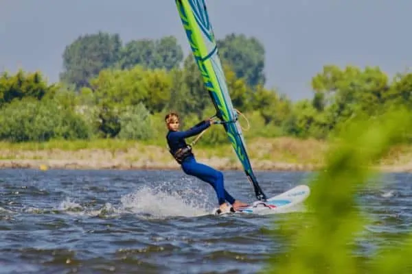 windsurfen, windsurfles, windsurf verhuur, windsurfverhuur, windsurf huren, leren windsurfen, gearfreak, gearfreak surfschool, surfcenter, youthfreak academy, introductieles, startcursus, seizoenscursus, surfcamp