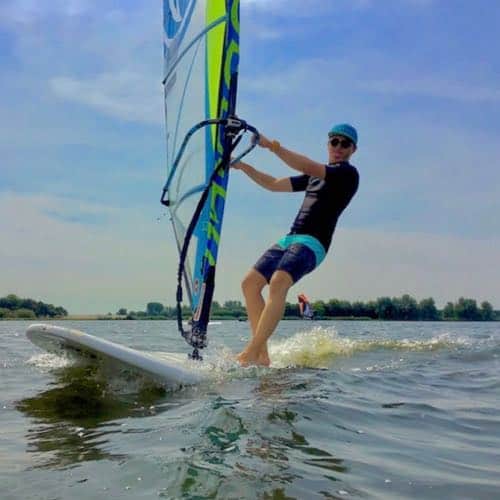 Windsurfen bij GEARfreak - 2 windsurfen, windsurfles, windsurf verhuur, windsurfverhuur, windsurf huren, leren windsurfen, gearfreak, gearfreak surfschool, surfcenter, youthfreak academy, introductieles, startcursus, seizoenscursus, surfcamp