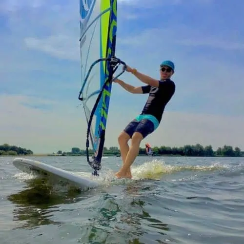 windsurfen, windsurfles, windsurf verhuur, windsurfverhuur, windsurf huren, leren windsurfen, gearfreak, gearfreak surfschool, surfcenter, youthfreak academy, introductieles, startcursus, seizoenscursus, surfcamp