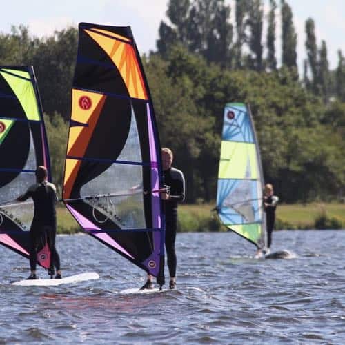 Windsurfen bij GEARfreak - 3 windsurfen, windsurfles, windsurf verhuur, windsurfverhuur, windsurf huren, leren windsurfen, gearfreak, gearfreak surfschool, surfcenter, youthfreak academy, introductieles, startcursus, seizoenscursus, surfcamp