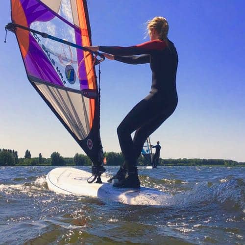 Windsurfen bij GEARfreak - 4 windsurfen, windsurfles, windsurf verhuur, windsurfverhuur, windsurf huren, leren windsurfen, gearfreak, gearfreak surfschool, surfcenter, youthfreak academy, introductieles, startcursus, seizoenscursus, surfcamp