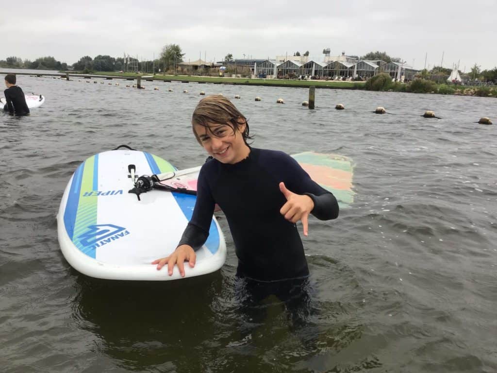 windsurfen introductie hangloose windsurfen, windsurfles, windsurf verhuur, windsurfverhuur, windsurf huren, leren windsurfen, gearfreak, gearfreak surfschool, surfcenter, youthfreak academy, introductieles, startcursus, seizoenscursus, surfcamp